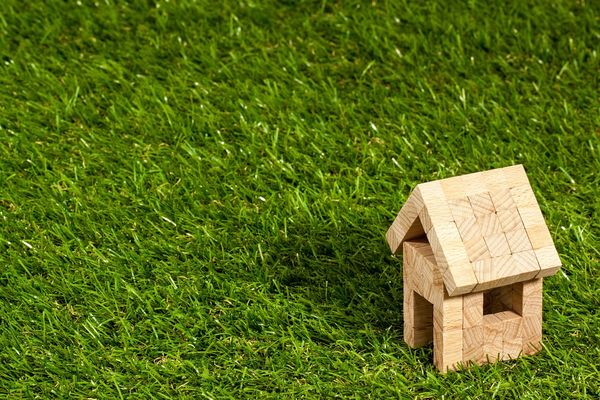 Porównanie kosztów budowy domu: drewno kontra cegła